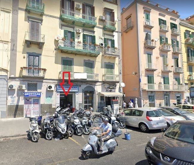 negozio in affitto a Napoli in zona Chiaia