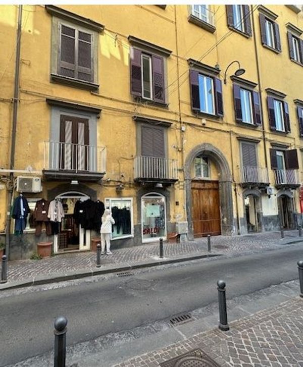 locale commerciale in affitto a Napoli in zona Chiaia