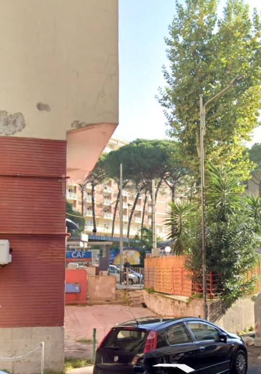 negozio in affitto a Napoli in zona Arenella
