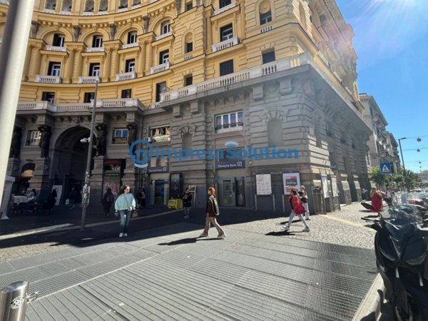 negozio in affitto a Napoli in zona Mercato