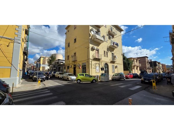 locale commerciale in affitto a Napoli in zona Bagnoli