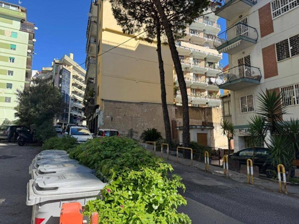 negozio in affitto a Napoli in zona Arenella
