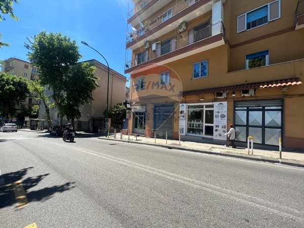 negozio in affitto a Napoli