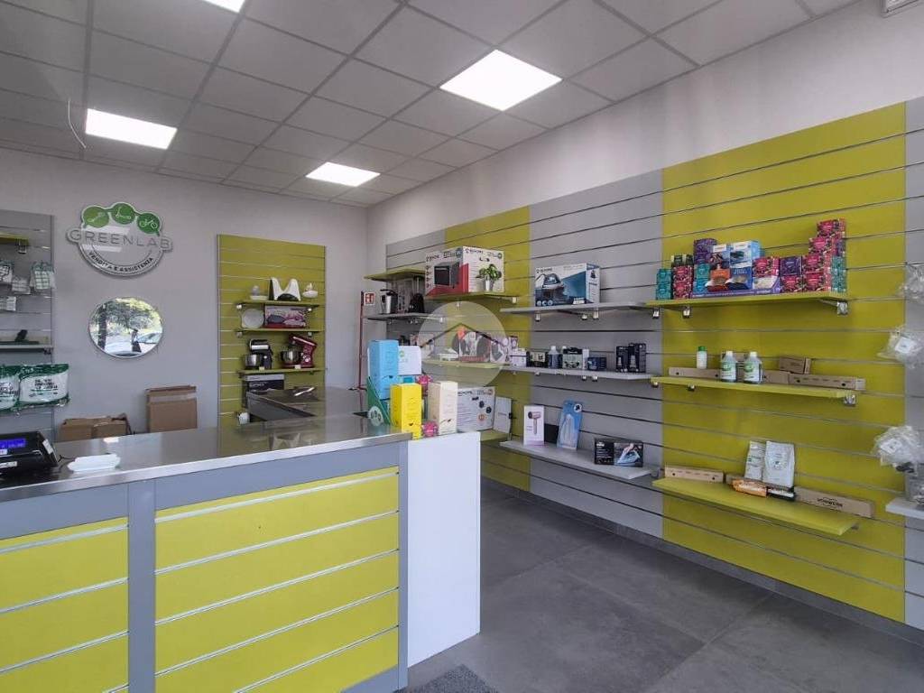 negozio in affitto a Napoli in zona Poggioreale