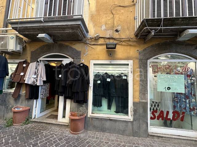 negozio in affitto a Napoli in zona Chiaia
