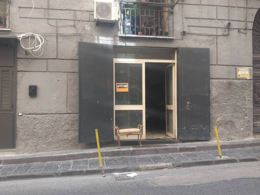 negozio in affitto a Napoli