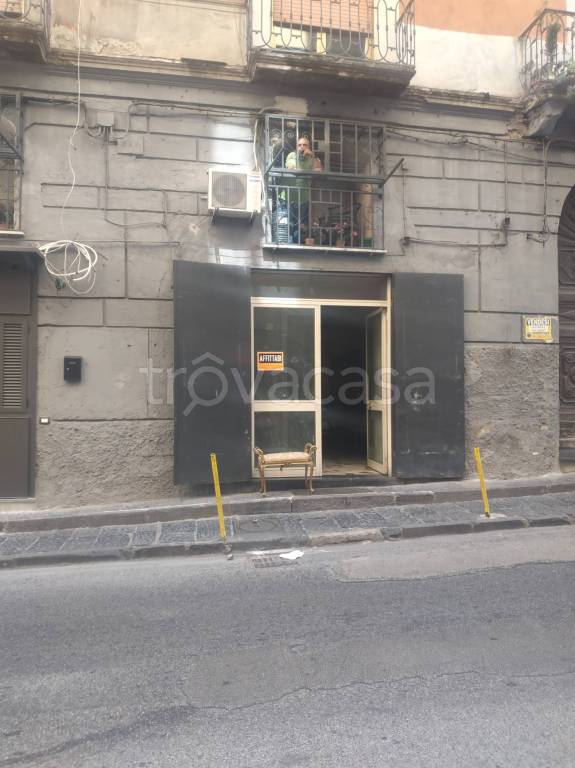 negozio in affitto a Napoli in zona Stella