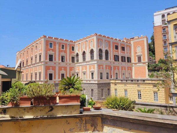 appartamento in affitto a Napoli in zona Chiaia