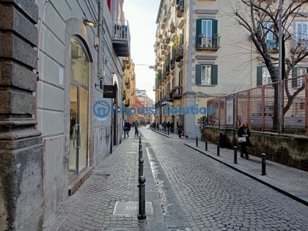 negozio in affitto a Napoli in zona Chiaia
