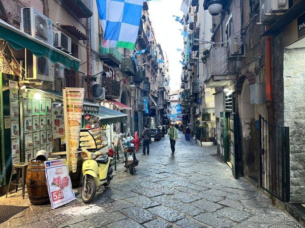 locale commerciale in affitto a Napoli