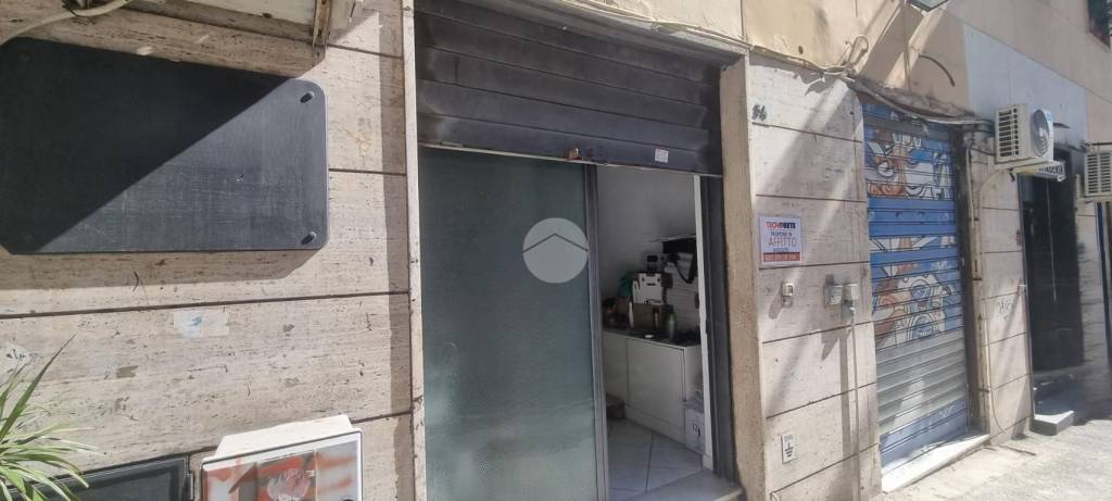 negozio in affitto a Napoli in zona Arenella