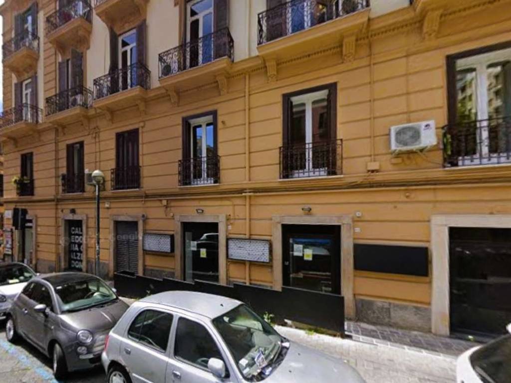 negozio in affitto a Napoli in zona Chiaia