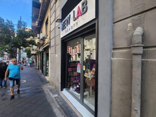 negozio in affitto a Napoli