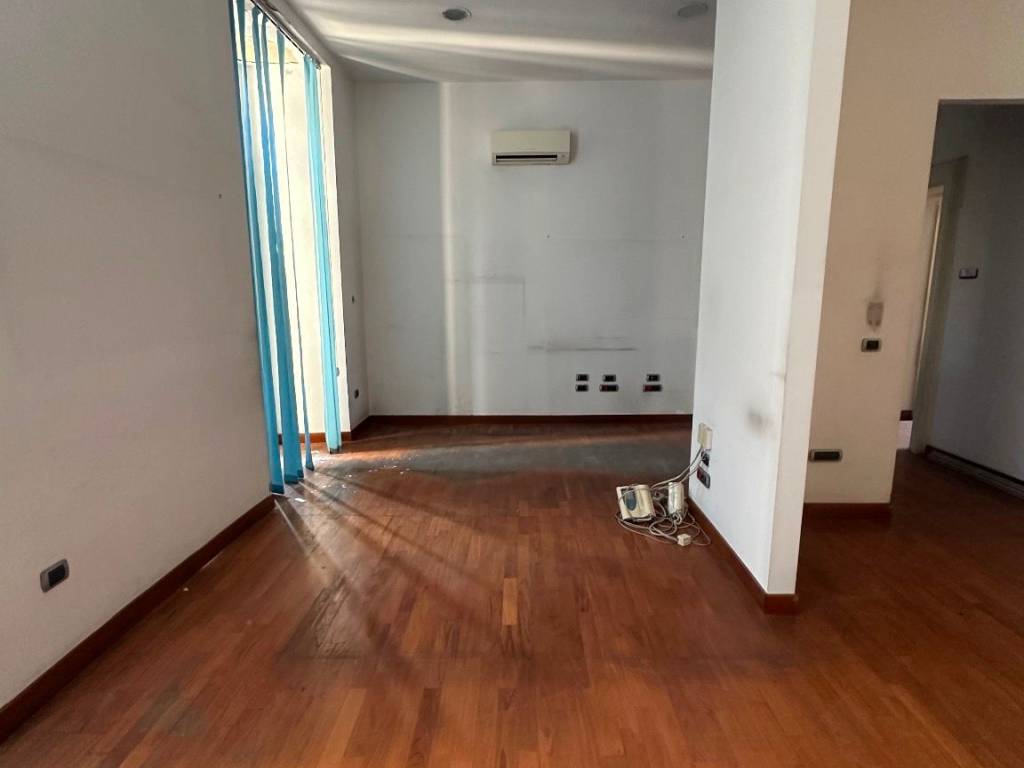 ufficio in affitto a Napoli in zona Pendino / San Giuseppe