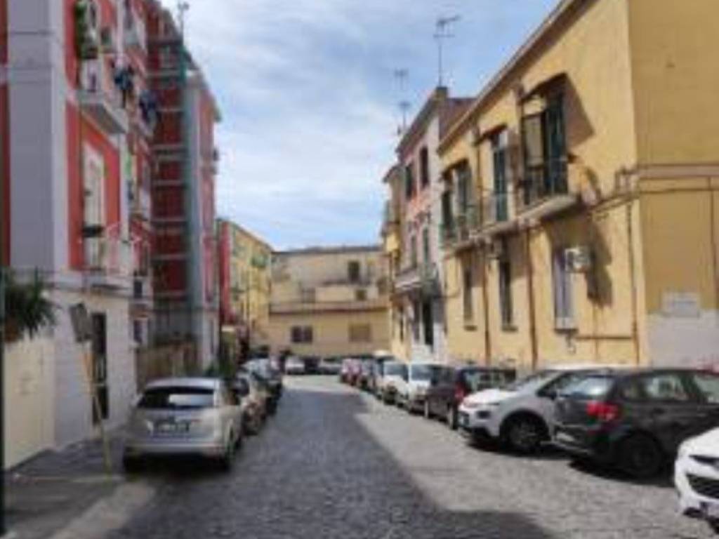 negozio in affitto a Napoli in zona Fuorigrotta