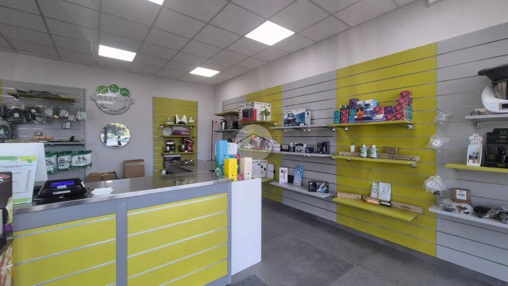 negozio in affitto a Napoli in zona Poggioreale