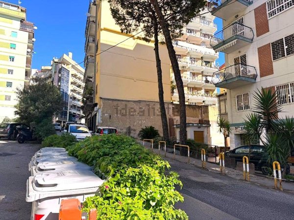 locale commerciale in affitto a Napoli in zona Arenella