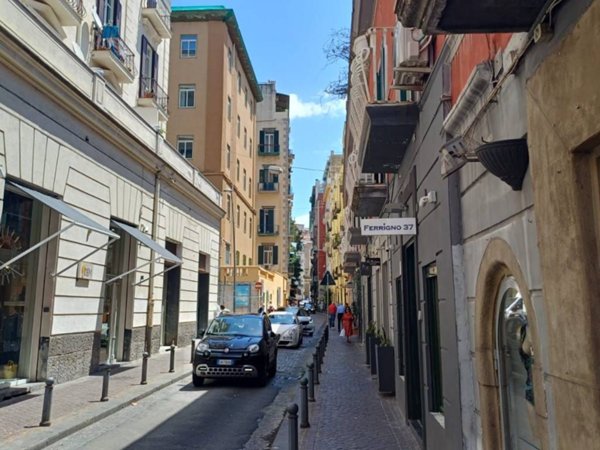 negozio in affitto a Napoli in zona Chiaia