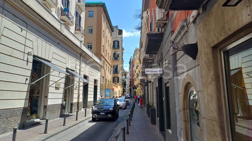 negozio in affitto a Napoli in zona Chiaia