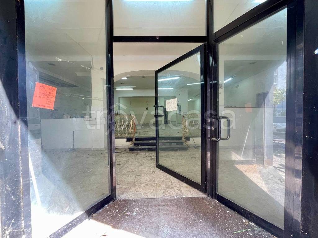 negozio in affitto a Napoli in zona Barra