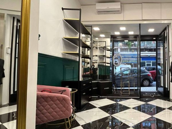 negozio in affitto a Napoli in zona Chiaia