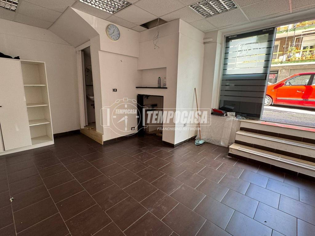 negozio in affitto a Napoli in zona Bagnoli