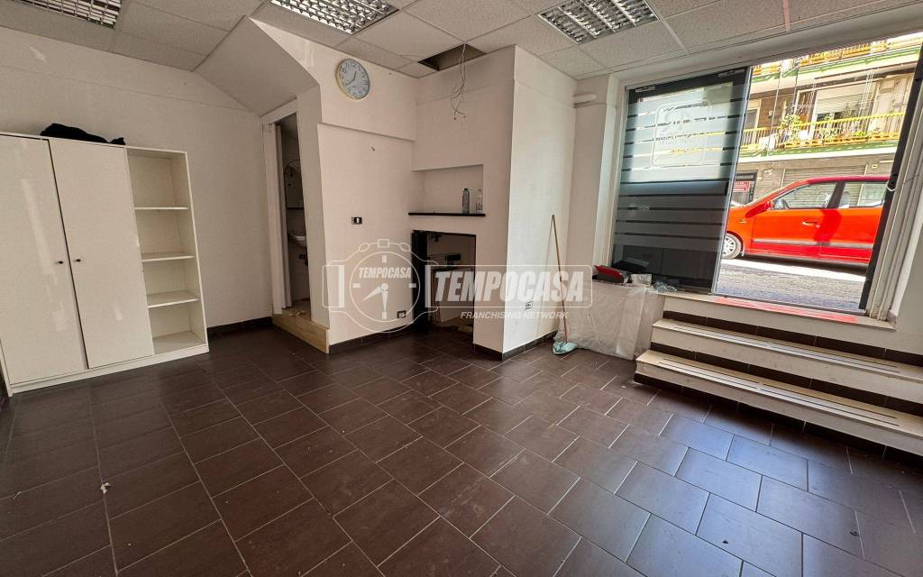 negozio in affitto a Napoli in zona Bagnoli