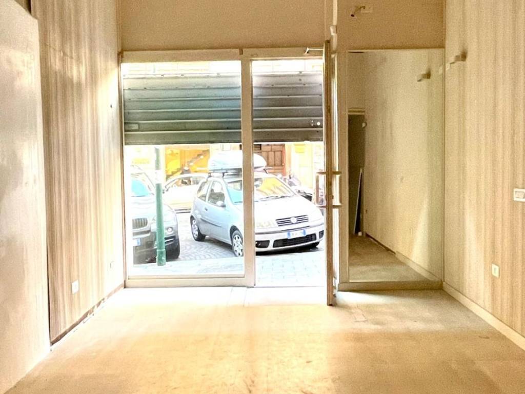 negozio in affitto a Napoli in zona Chiaia