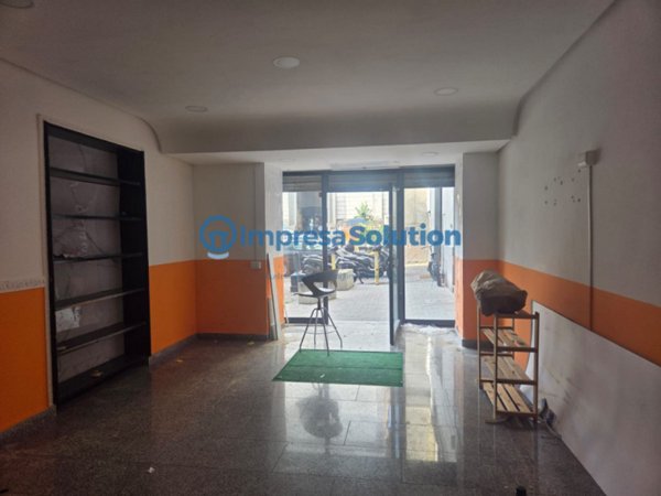 negozio in affitto a Napoli in zona Stella