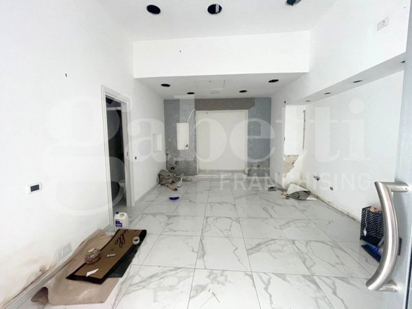 locale commerciale in affitto a Napoli