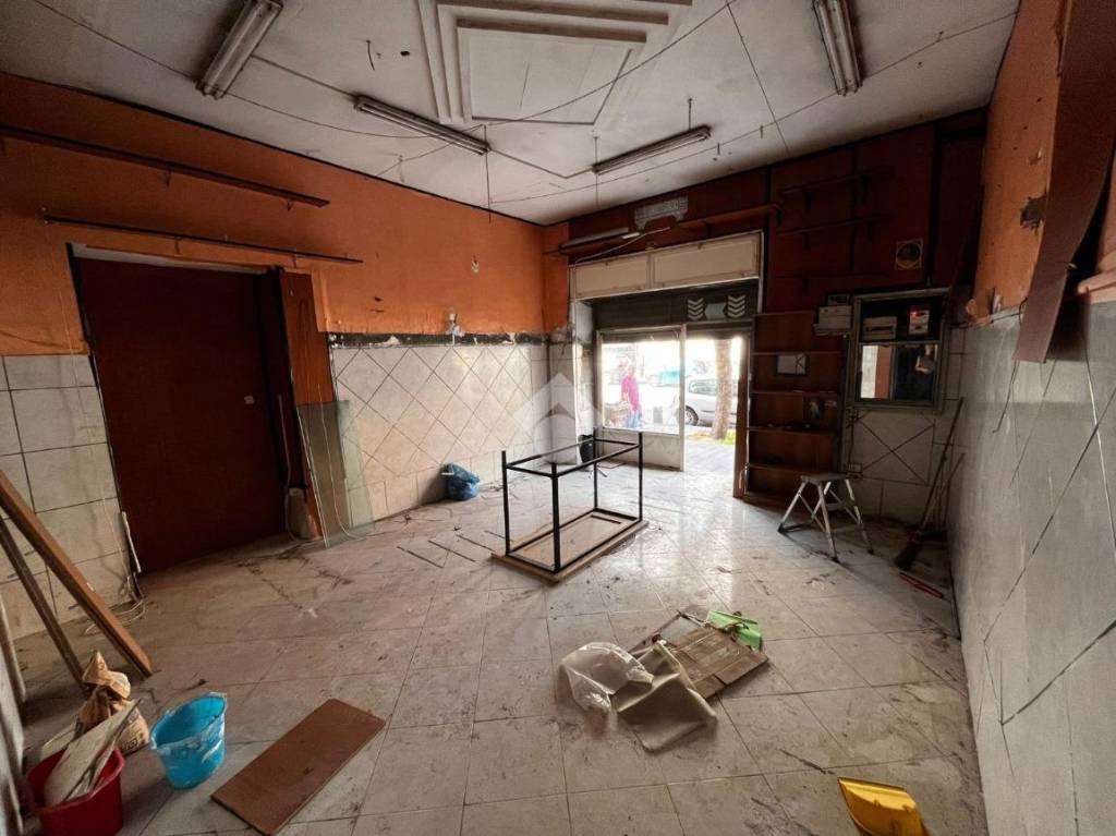 negozio in affitto a Napoli in zona Secondigliano