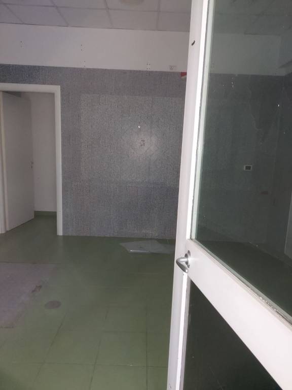 negozio in affitto a Napoli in zona Vomero