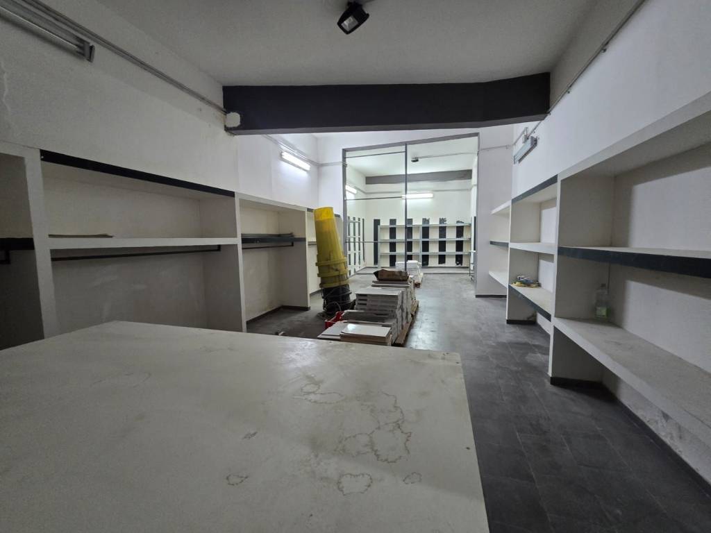 locale commerciale in affitto a Napoli in zona Fuorigrotta
