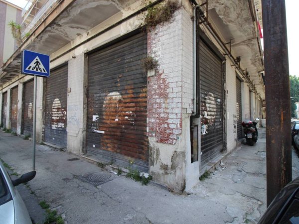 negozio in affitto a Napoli in zona Capodichino
