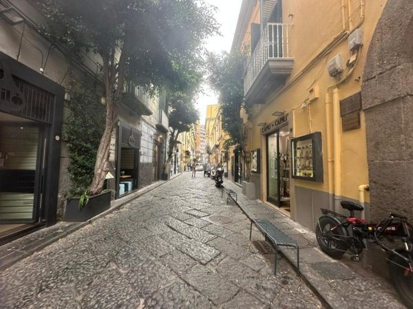 locale commerciale in affitto a Napoli in zona Chiaia