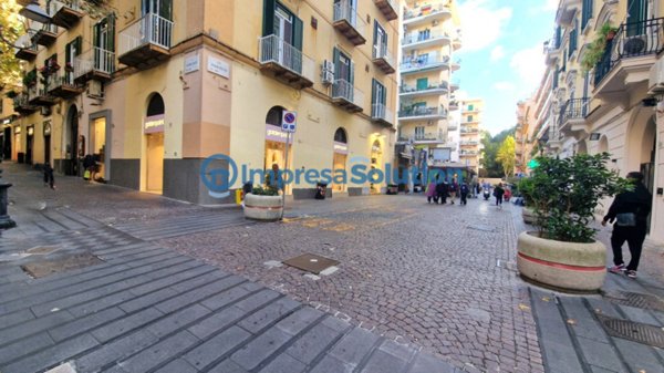 negozio in affitto a Napoli in zona Vomero