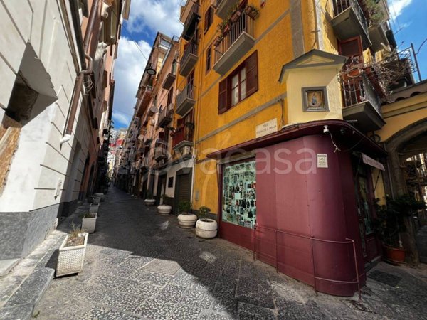 negozio in affitto a Napoli in zona Chiaia