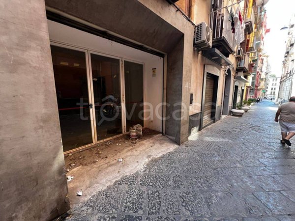 negozio in affitto a Napoli in zona Chiaia