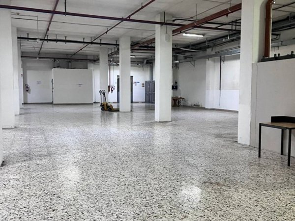 negozio in affitto a Napoli in zona Vomero