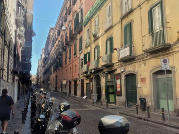 negozio in affitto a Napoli in zona Chiaia
