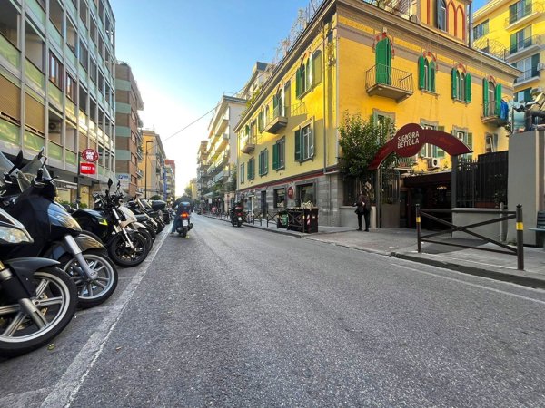 negozio in affitto a Napoli in zona Vomero