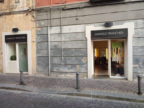 negozio in affitto a Napoli in zona Chiaia
