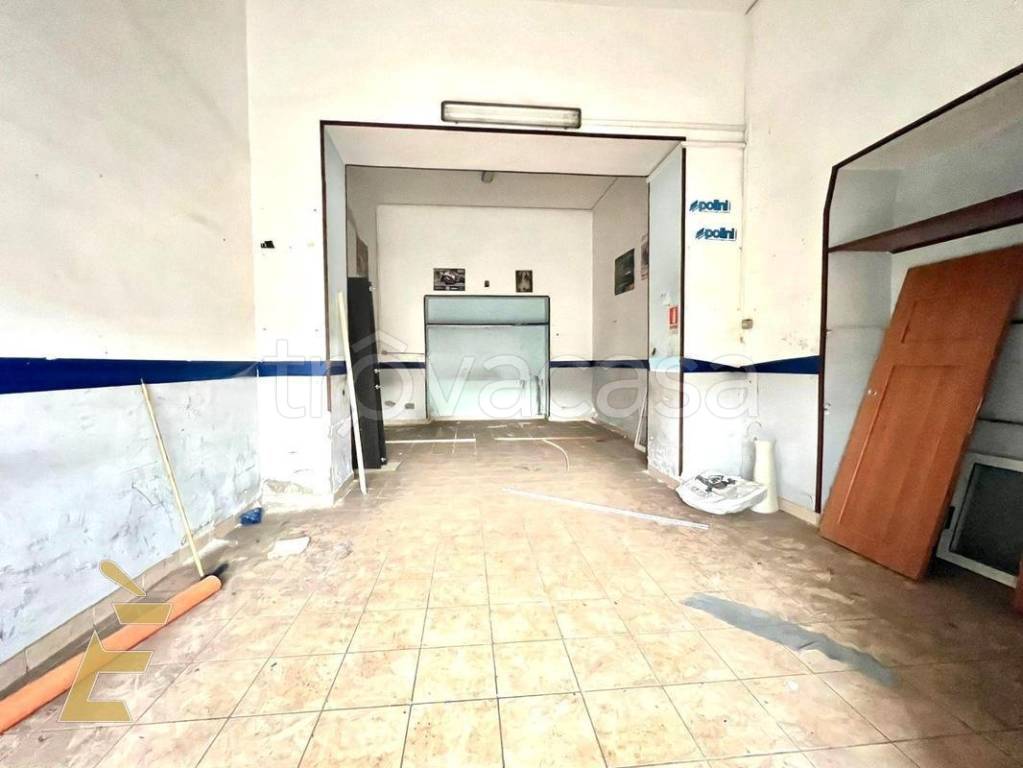 negozio in affitto a Napoli in zona Capodichino