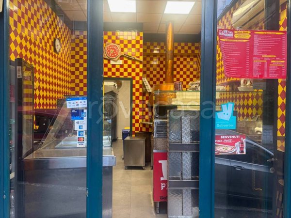 negozio in affitto a Napoli in zona Vomero