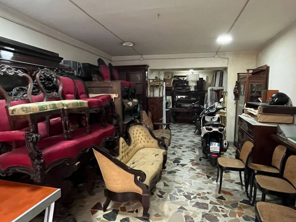 negozio in affitto a Napoli