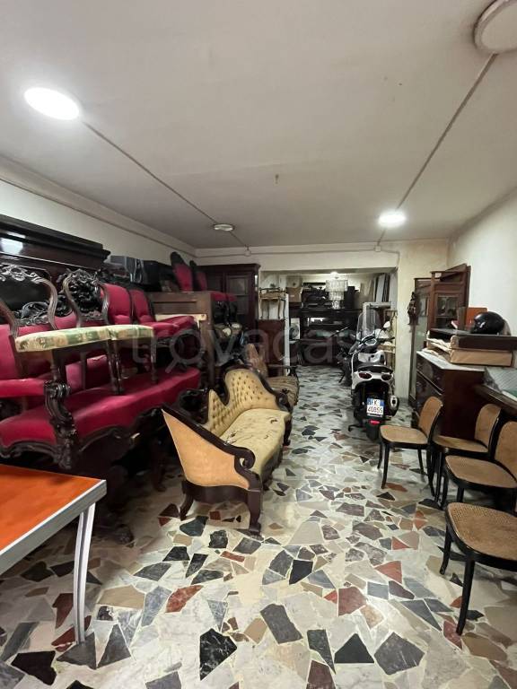 negozio in affitto a Napoli