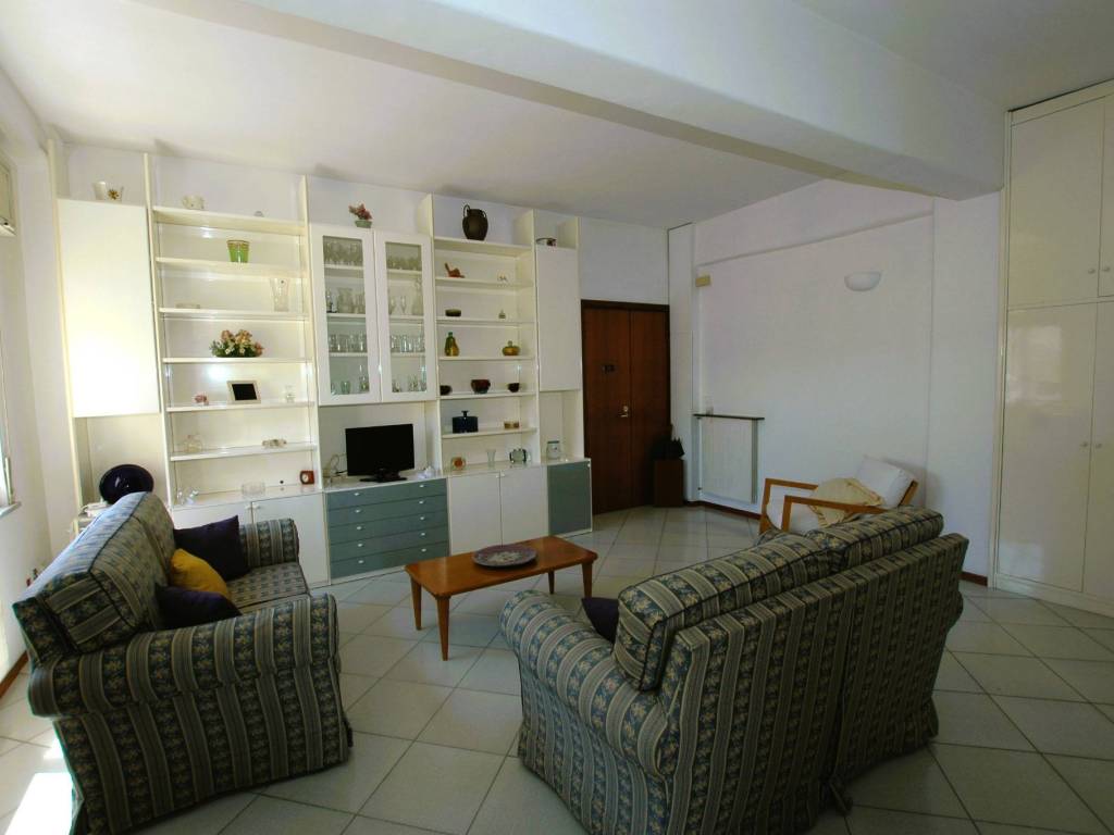 appartamento in affitto a Napoli in zona San Carlo all'Arena