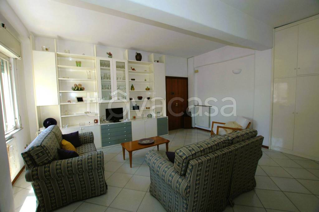 appartamento in affitto a Napoli in zona San Carlo all'Arena