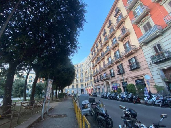 negozio in affitto a Napoli in zona Chiaia