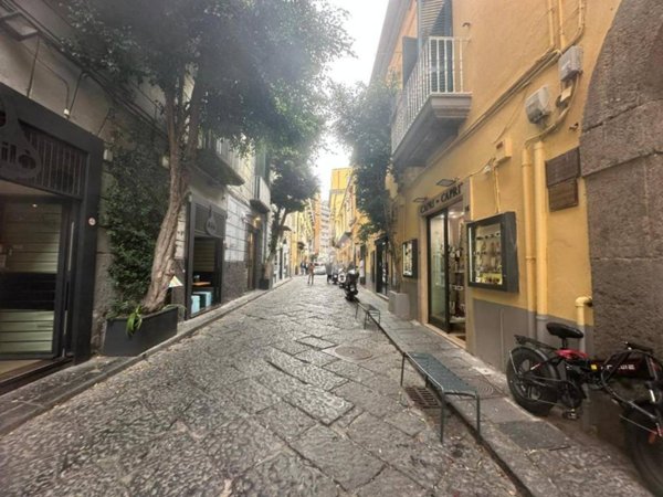negozio in affitto a Napoli in zona Chiaia